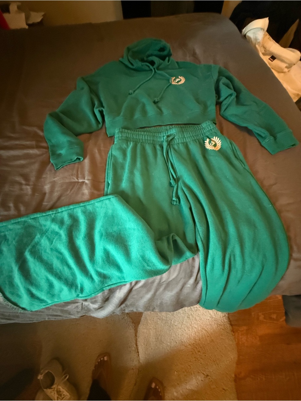 PINK Victoria's Secret
Dark Green Cropped Hoodie & Wide-Leg Joggers Set - Picture 2 of 4